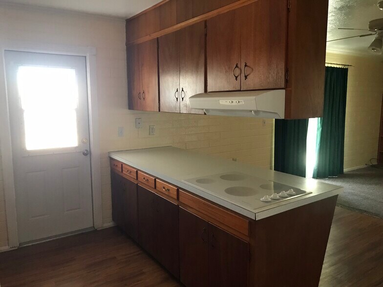 Building Photo - 806 W Stirrup Dr