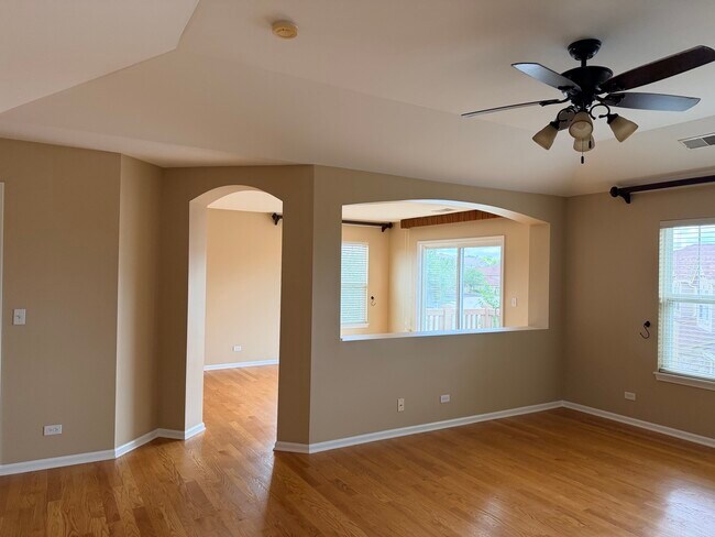 Building Photo - 1873 Crenshaw Cir