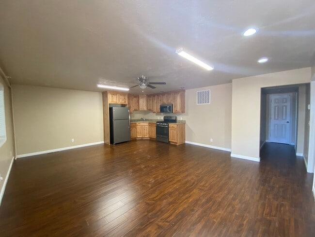 Building Photo - M400 UTILITES INCLUDED Canyon Street Apartment