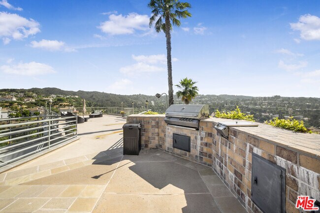 Building Photo - 4001 Clarinda Dr
