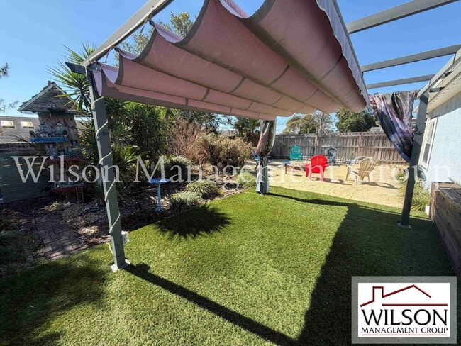 Building Photo - 1366 Valhalla St