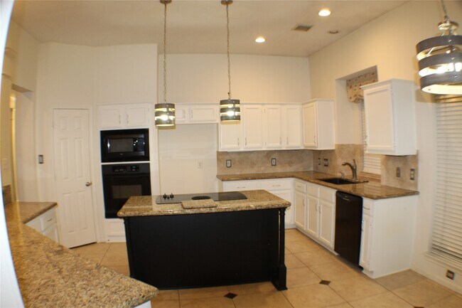 Building Photo - 642 Avery Dr
