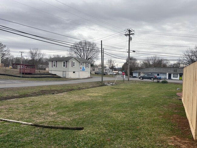 Building Photo - 2 bedroom 1 bath located in the heart of G...
