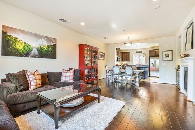 Building Photo - UPDATED LARGE 1600 sq/ft 3BR/3.5BA Central Mtn View Townhome AVAILABLE NOW