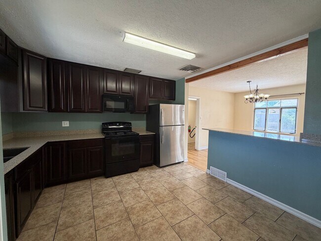 Building Photo - Spacious 4 Bedroom 2 Bathroom Home In The NE Heights!