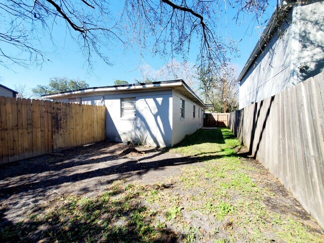 Building Photo - 2840 Cook St