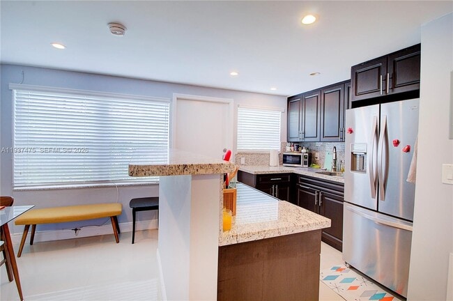 Building Photo - 6865 Bay Dr