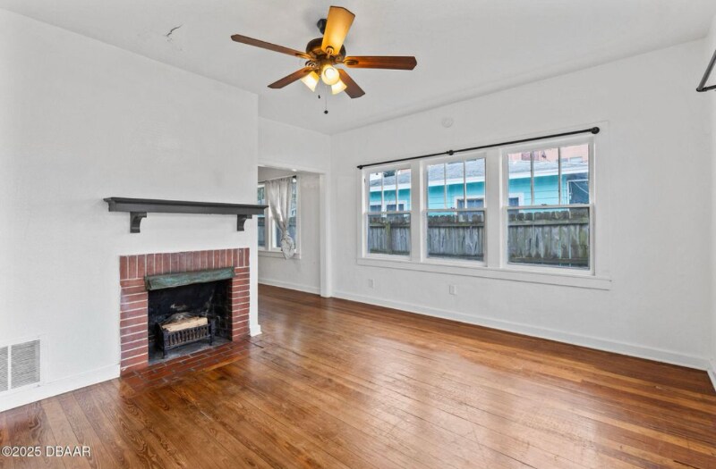 Building Photo - 436 N Oleander Ave