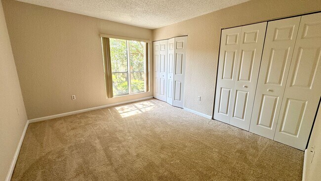 Building Photo - Park Like Setting - Spacious Condo!