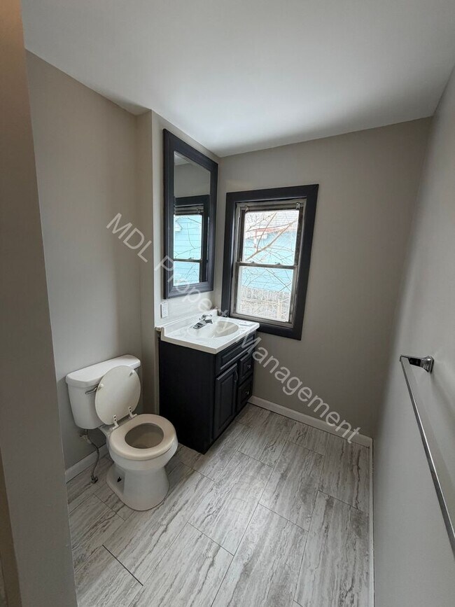 Building Photo - 3 Bedroom House for Rent!