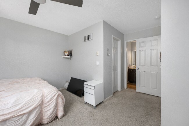 Building Photo - 3550 Lebon Dr