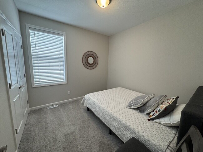 Building Photo - 8056 Central Park Way