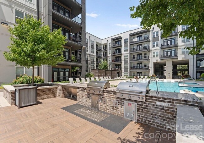 Building Photo - 500 W Trade St