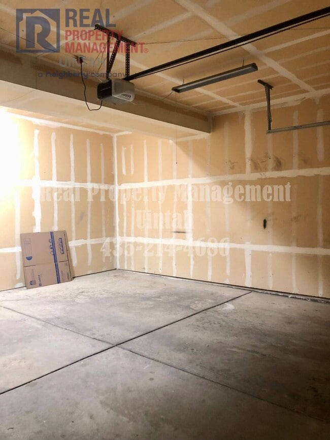 Building Photo - 3 Bed 2.5 Bath Townhome in Split Mountain.
