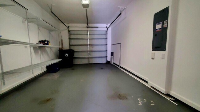 Building Photo - 3885 Buckthorne Dr