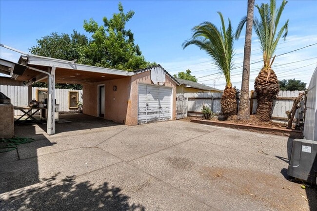 Building Photo - Updated 3-Bedroom Home with Outdoor Kitche...