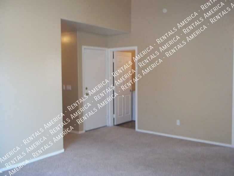Building Photo - 6605 W Desert Ln