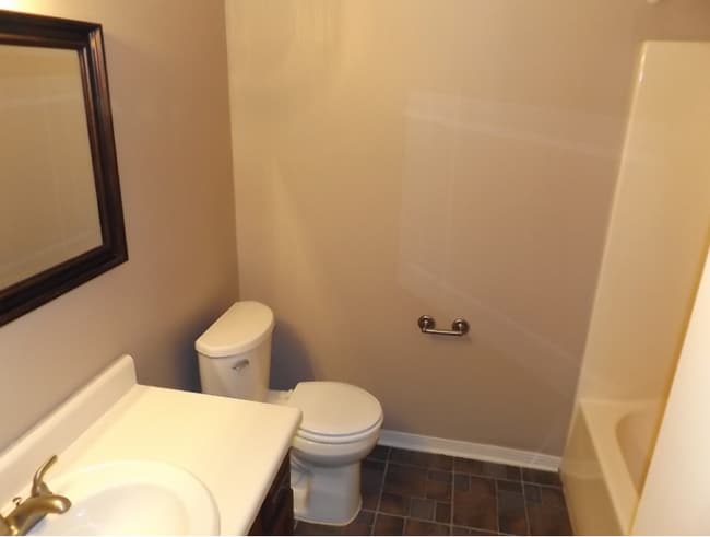 Building Photo - -Bed, 1.5-Bath Duplex in Bellview with Garage, Indoor Laundry, and Private Fenced Backyard