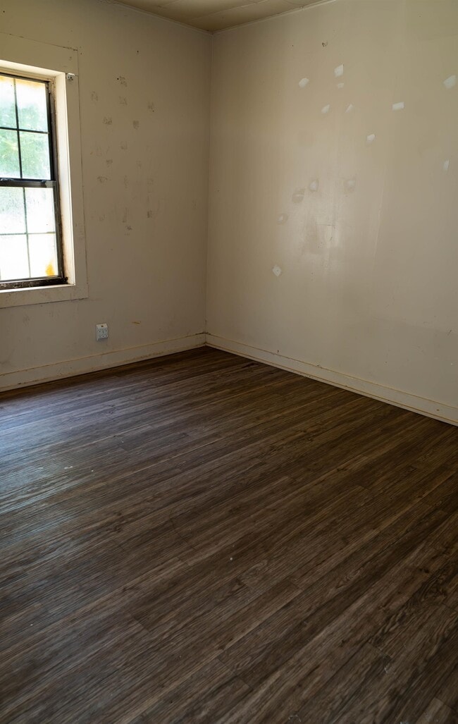 Building Photo - 528 E Lake St