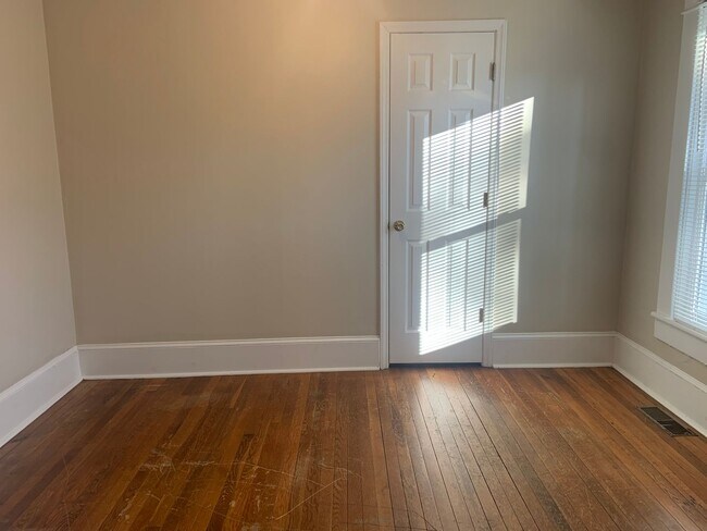Building Photo - 1 BR apartment w/ hardwood floors and lawn...