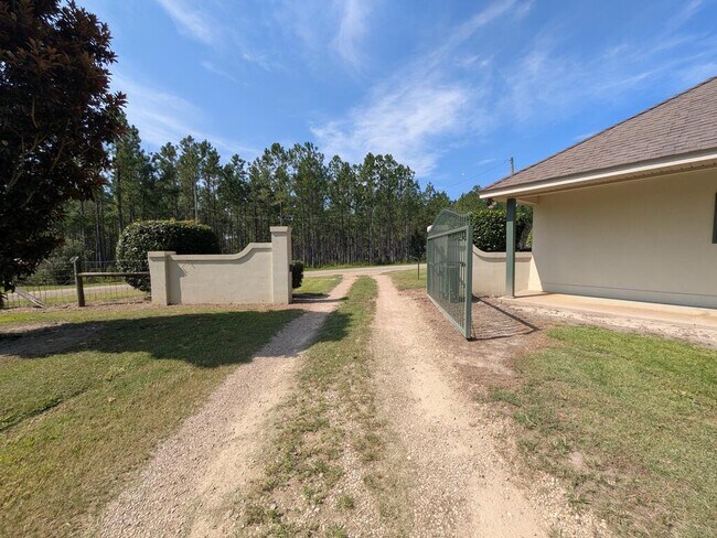 Building Photo - 743 Old Quitman Rd