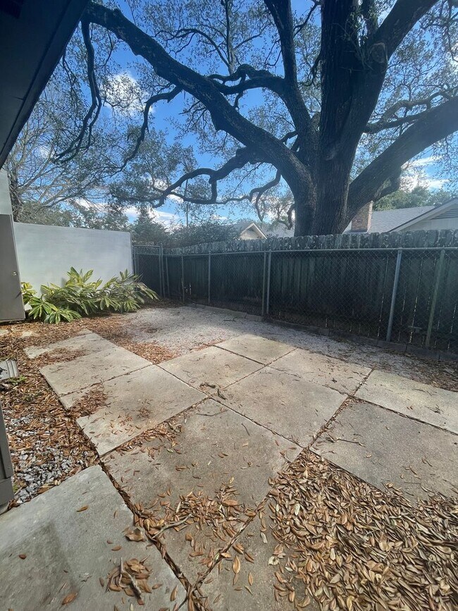 Building Photo - Two Bedroom Townhouse Near the Cajundome!