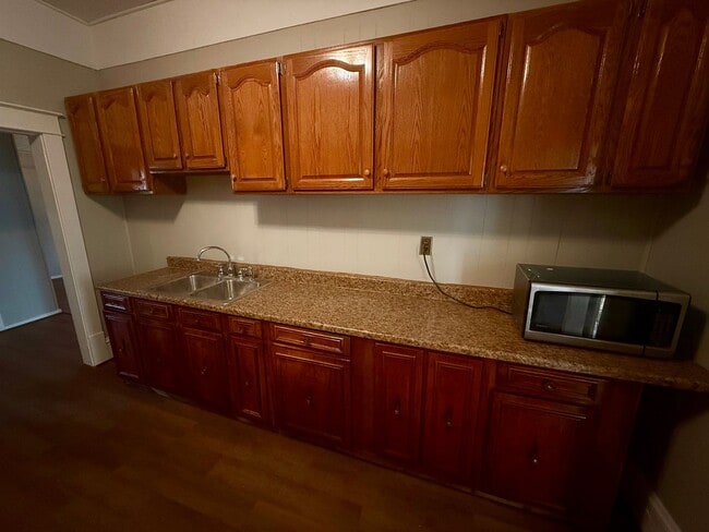 Building Photo - Classic 3/2 Farmhouse Charm with Modern Comfort & Room to Breathe