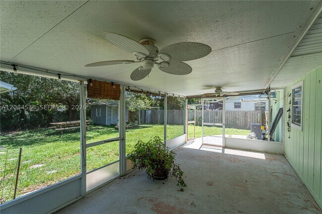 Building Photo - 618 SW Ray Ave