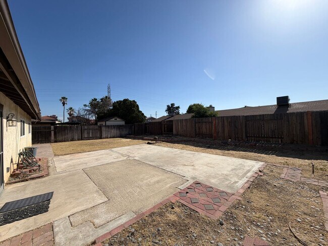 Building Photo - Wow Check out this 3 BD 2 BA SW Charmer near White Ln & Akers Road