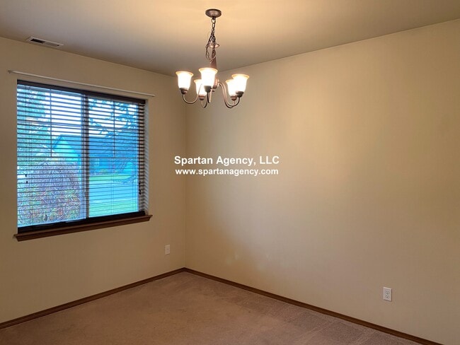 Building Photo - 912 Grinnell Ave SW