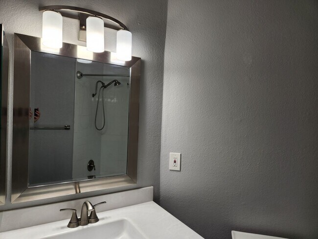 Building Photo - Beautifully updated 2 bed / 2 bath at 4 Seasons North