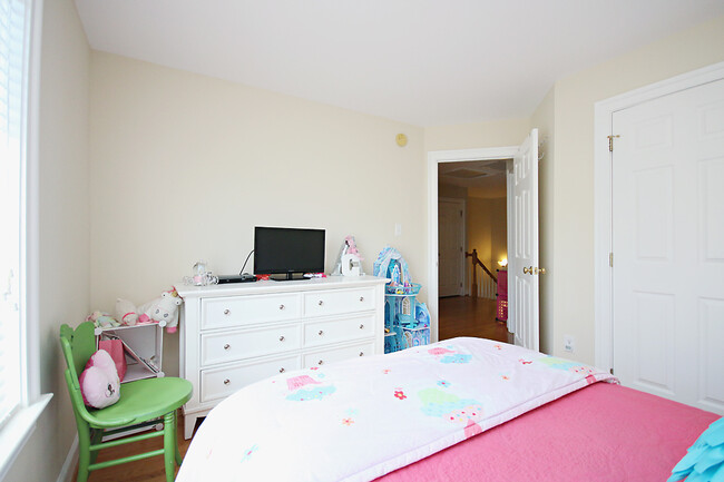 Building Photo - Light-filled Glenwood Station Townhome