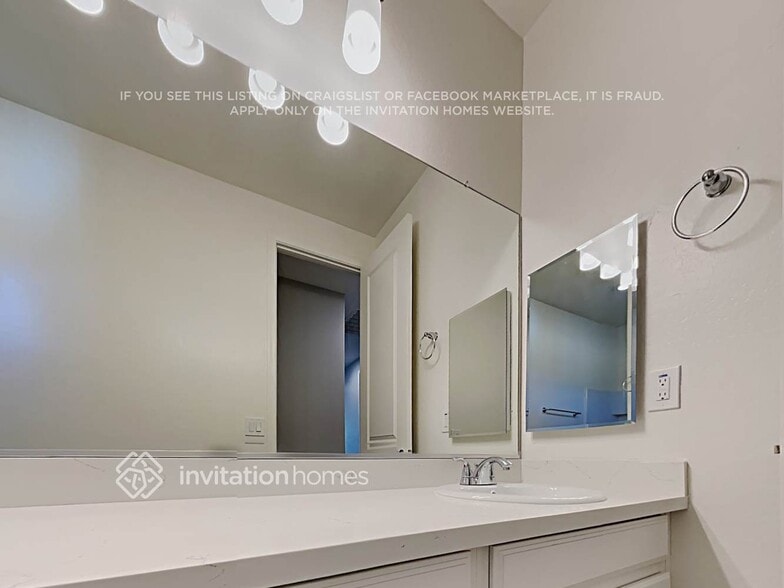 Building Photo - 4132 E Pony Ln