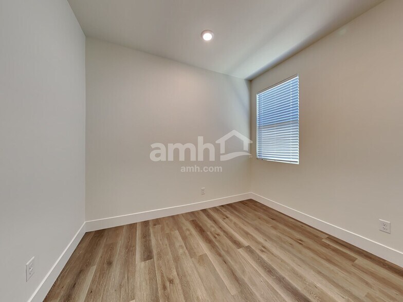 Building Photo - 525 Silverbell Falls Pl