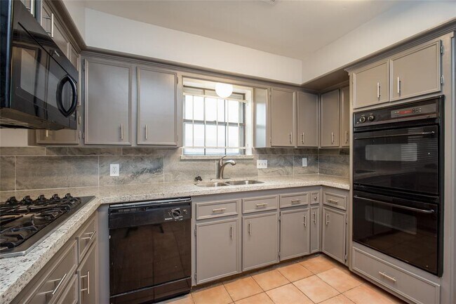 Building Photo - 15319 Paseo Del Rey Dr