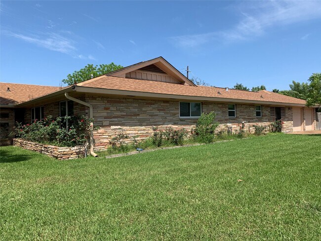 Building Photo - 4002 Mischire Dr