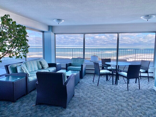 Building Photo - 1919 N Summit Ave