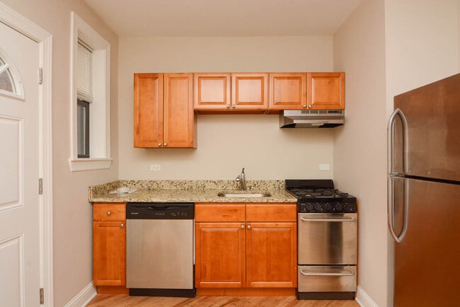 Building Photo - Quintessential 2 Bedroom, 1 Bath in Winnet...