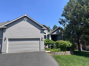 Building Photo - Charming Awbrey Butte Home Available NOW