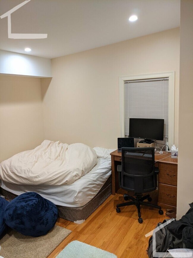 Building Photo - Charming 4 Bedroom-No broker Fee
