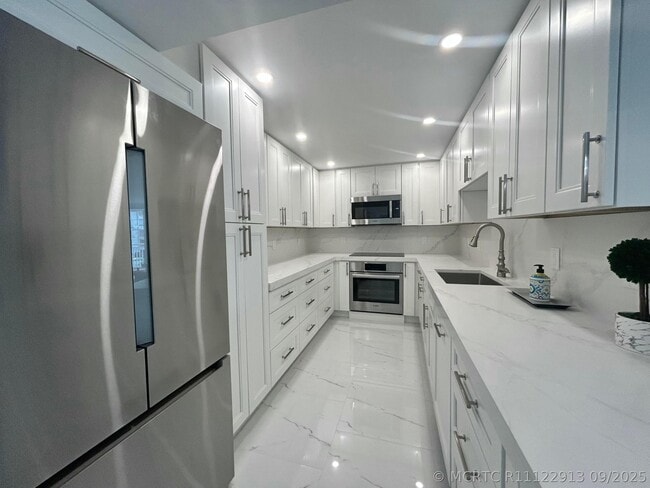Building Photo - 405 S Ocean Blvd