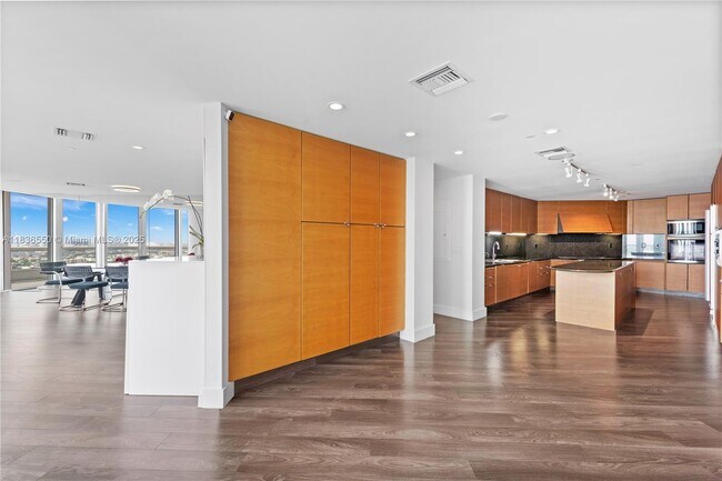Building Photo - 1643 Brickell Ave