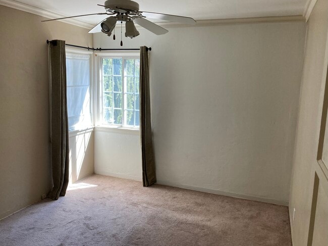 Back bedroom privacy curtains & fan. - 4454 Laurelgrove Ave