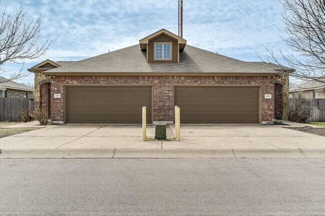 Building Photo - AVAILABLE NOW! Beautiful 3 Bedroom Townhome Located in Georgetown, TX!