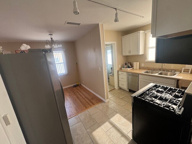 Building Photo - Beautiful 3 bedroom North Hollywood Home