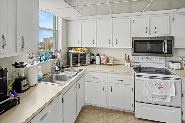 Building Photo - 1010 S Ocean Blvd