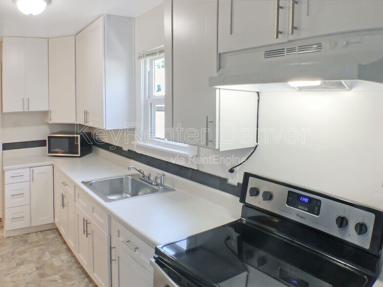 Building Photo - 1995 Ingalls St