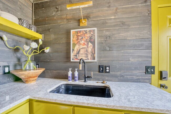 Building Photo - 1780 N Walnut Ave