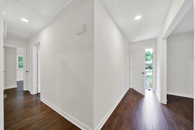 Building Photo - Beautifully Renovated Three Bed Two Bath R...