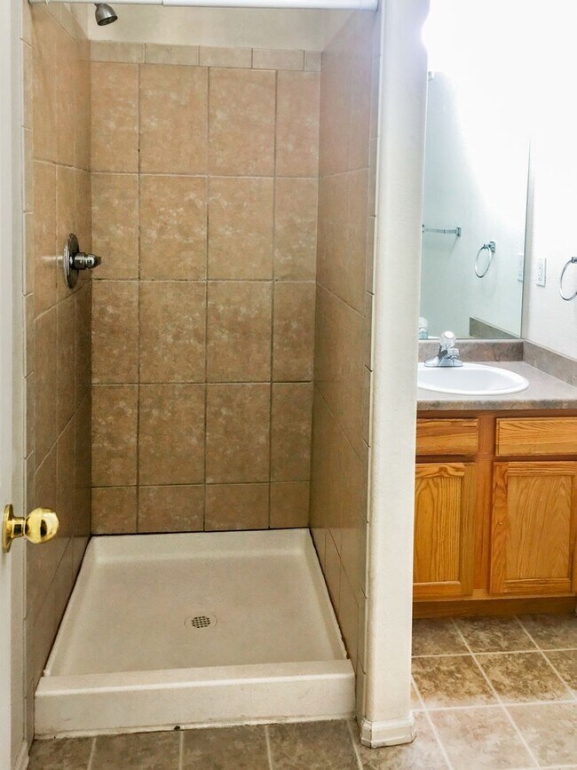 Building Photo - 3 Bedroom 3 Bath Rancher Town Home 2 Car G...